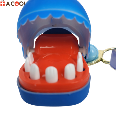 Móc khóa cá mập cắn tay - Hình ảnh 4