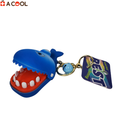 Móc khóa cá mập cắn tay - Hình ảnh 2