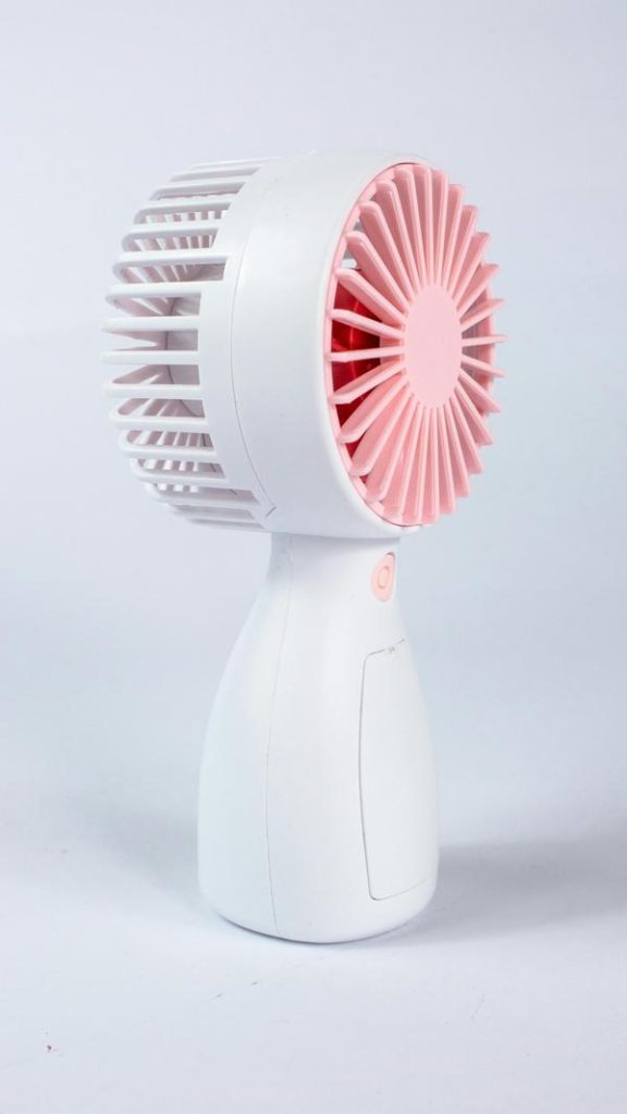 Đánh bay cái nóng mùa hè với quạt kẹp bàn tích điện mini!