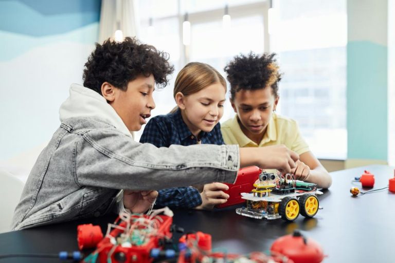 Đột Phá Tư Duy Với Robot Giáo Dục STEM – Chơi Mà Học!