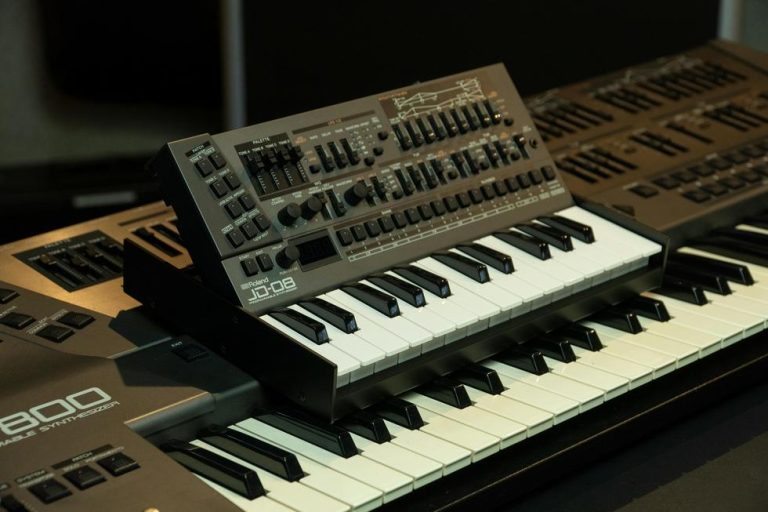 Bí mật tạo nên bản nhạc triệu view từ đàn piano điện tử 16 âm sắc