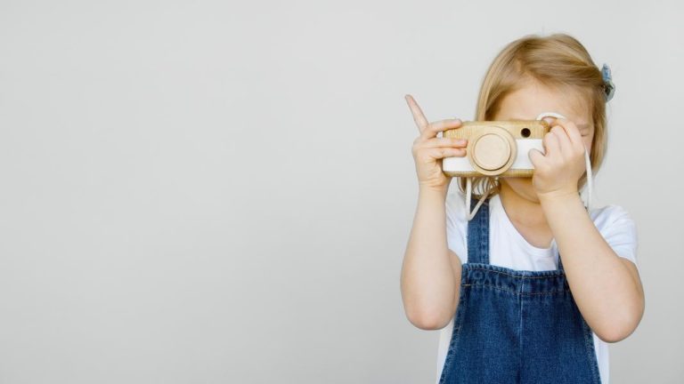 Bí Quyết Chọn Mua Máy Ảnh Đồ Chơi Cho Bé Yêu Thích Mê Ly